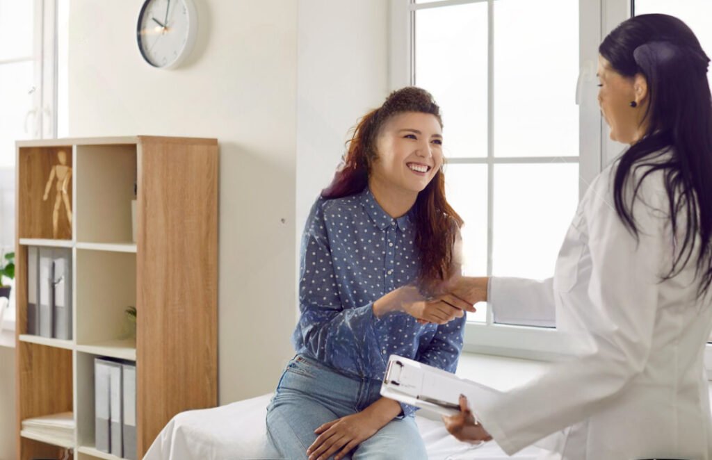 Professionnel de santé accueillant un patient dans un cabinet médical pour une consultation.